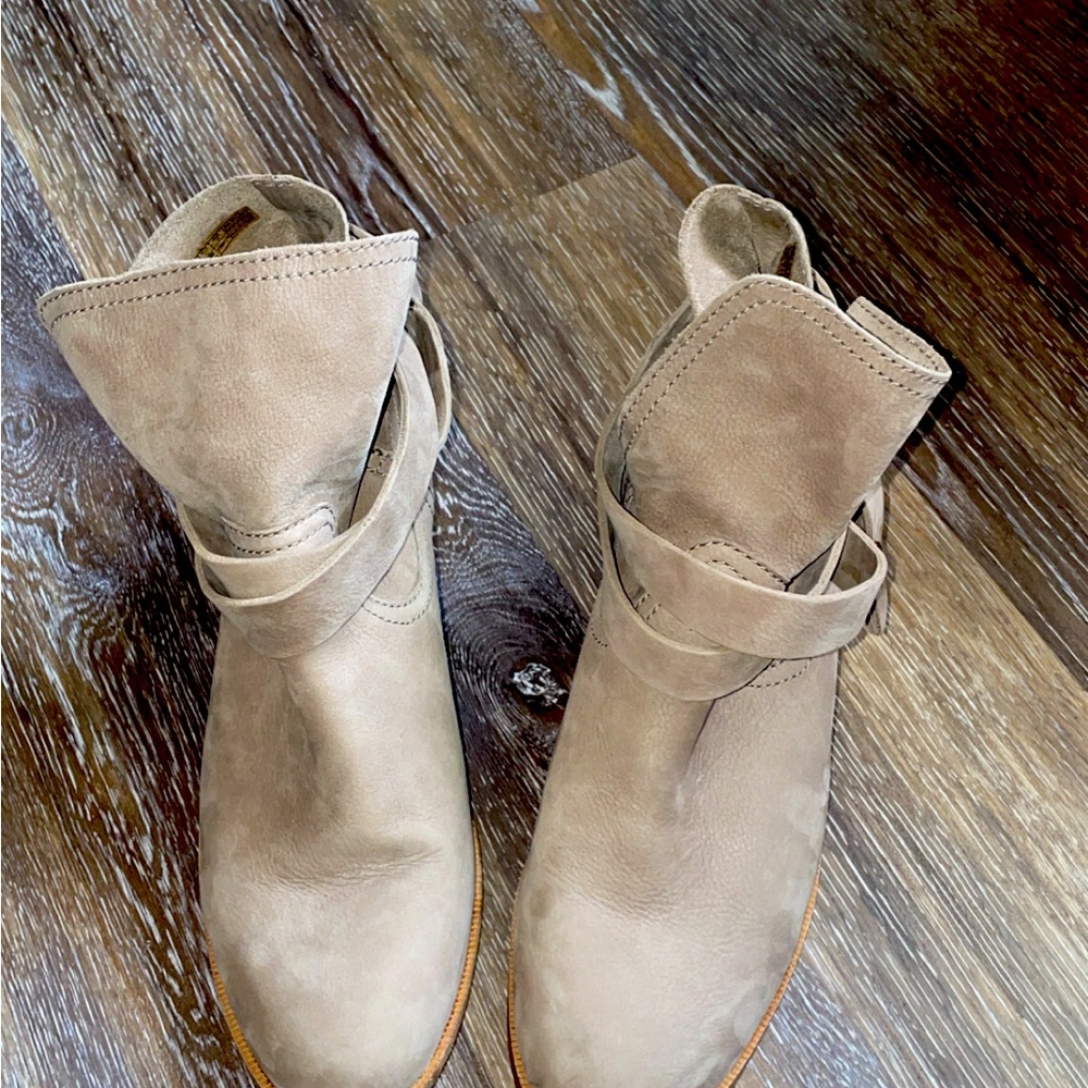 Ugg Women Elysian Boot Size 9.5